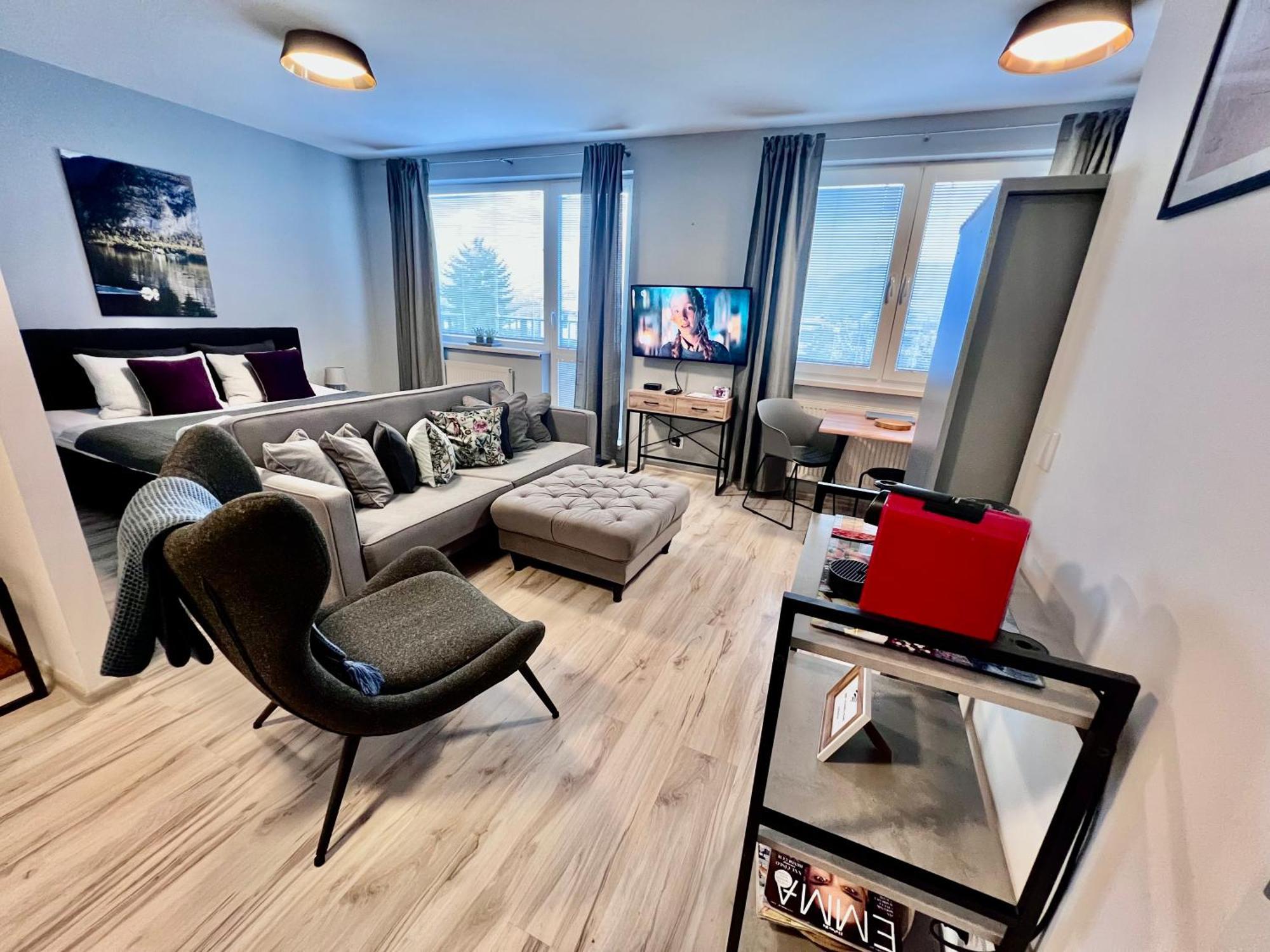 Bl - The Executive Suite, Boru - 24Hr Self Check-In, Free Private Parking, Balcony With Mountain View, 5 Minute Walk To City Center Banska Bystrica Exterior photo